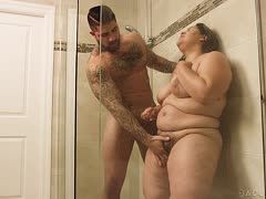 Fettes Weib bumst in der Dusche