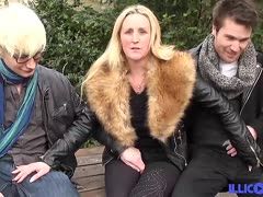 Draußen beim Ficktrio mit einer Blondine