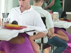 Unterm Tisch bläst ihm die Stiefmama den Schwanz