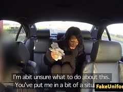 Die Schlampe wird in der Natur vom Polizisten gevögelt