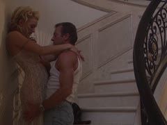 Die Blondine auf dem Stufen gebumst