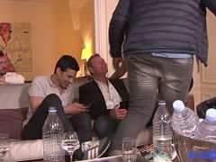 Ein Typ fickt sie auf der Party vor Zuschauern