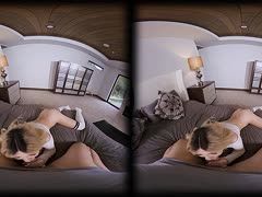 Die blonde Teen in gestreiften Socken reitet im POV